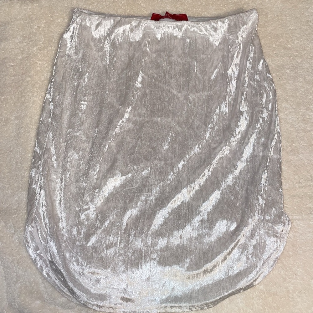 Elegant Silver Velvet Skirt - Picture 4 of 4